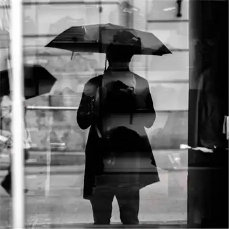 快手头像大全雨中撑着雨伞的图片