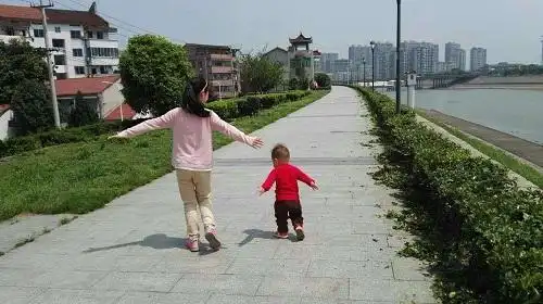 先让我们看一下王先生一对可爱的姐弟俩,瞬间将我们的心融化了.