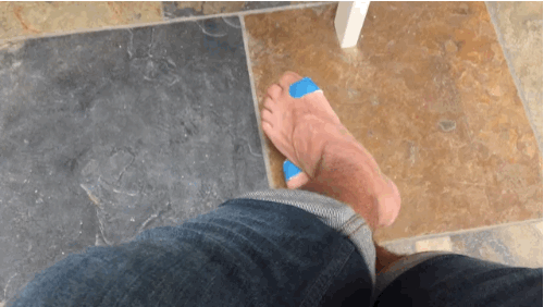 夏天炎热赤脚地板gif动图_动态图_表情包下载_soogif