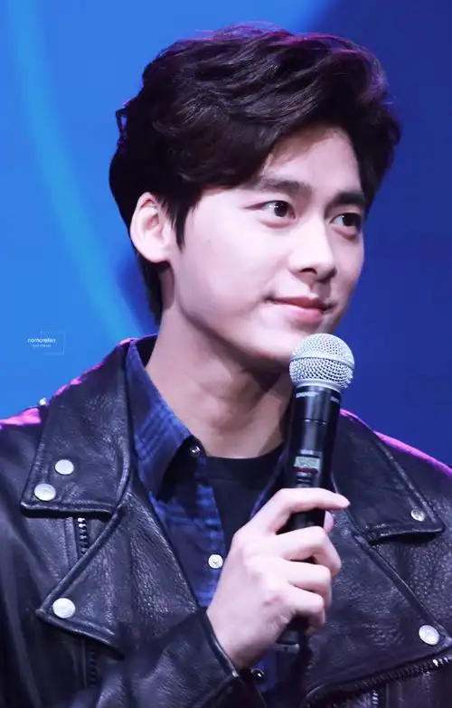 挑战每天按相册顺序发一张李易峰的照片