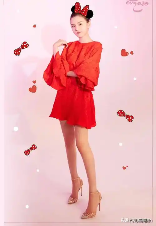 9.林志玲红色西装搭配黑色丝袜脚踩红色尖头高跟鞋.