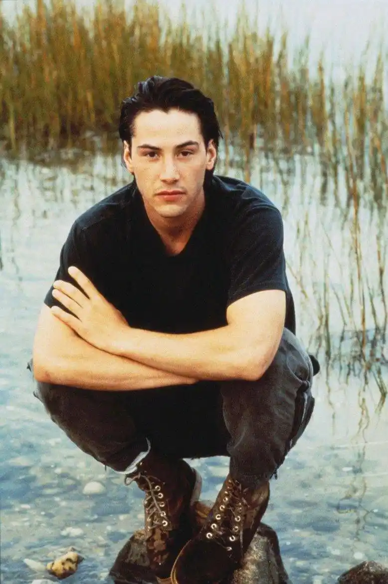 基努里维斯25岁旧照曝光脸庞清澈网友每个阶段帅得不同凡响