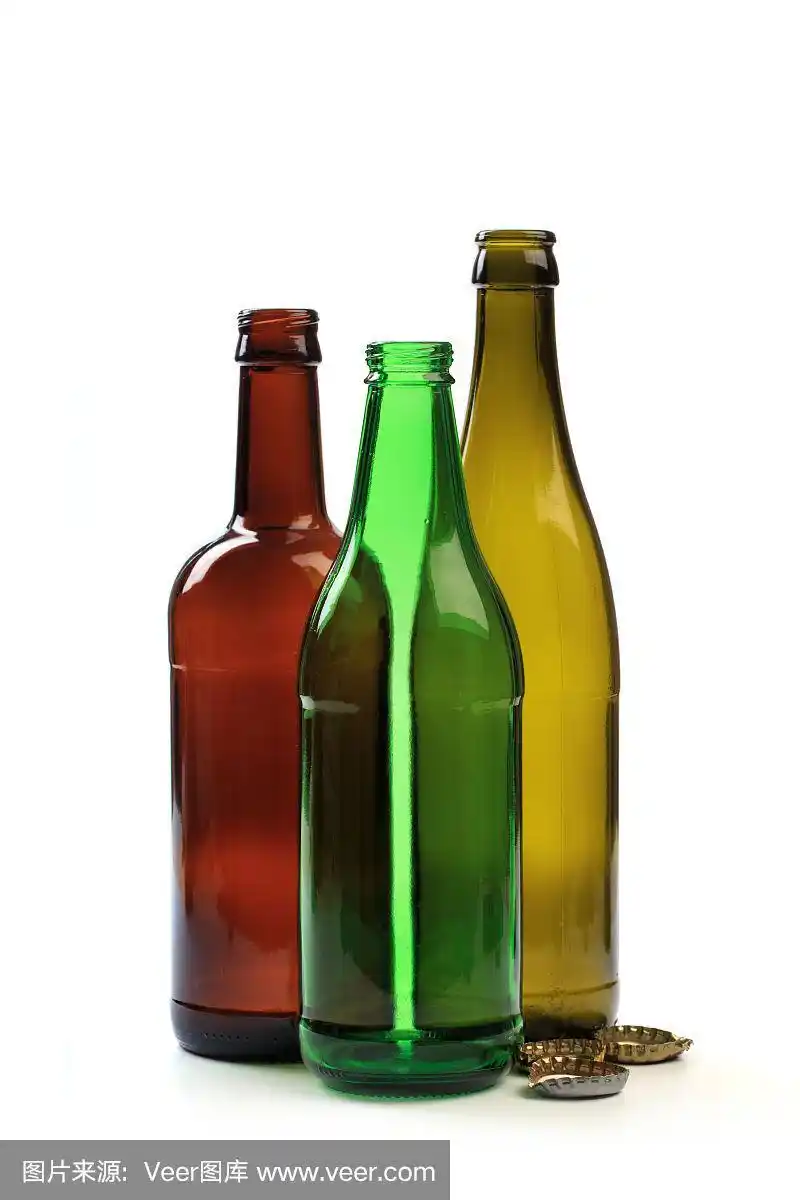 白色背景上的空啤酒瓶