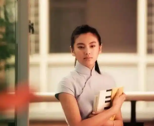 年轻的女老师,清冷无瑕的容貌和凹凸有致的身材让张雨绮完全看不出