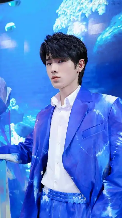 海底世界的蓝色小精灵孩子长大了会撩人了期待今晚的古装造型~#宋亚轩