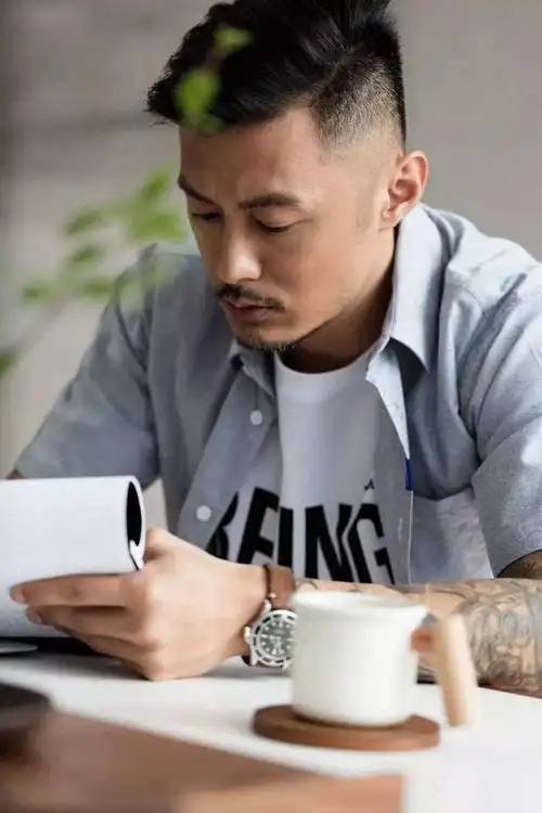 " 他的发型是以简洁,整齐为主, 余文乐亦是油头潮流的带动者.