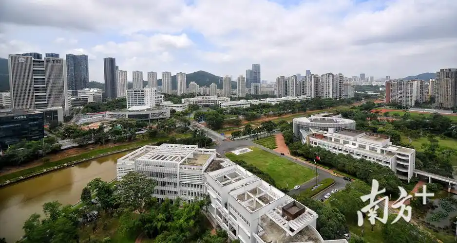 5月22日上午,粤港澳媒体湾区行采访团探访深圳西丽湖国际科教城.