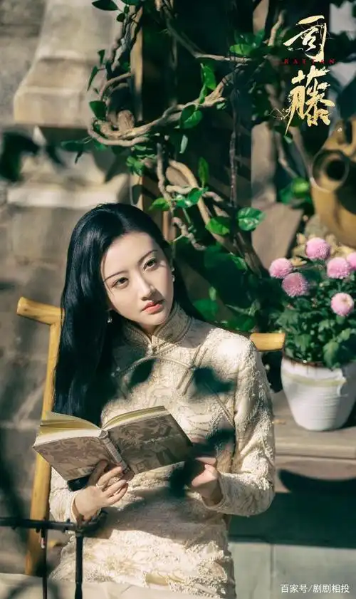 司藤里景甜旗袍装绝美子,柳叶眉,舍弃欧式大双眼皮,气质一流