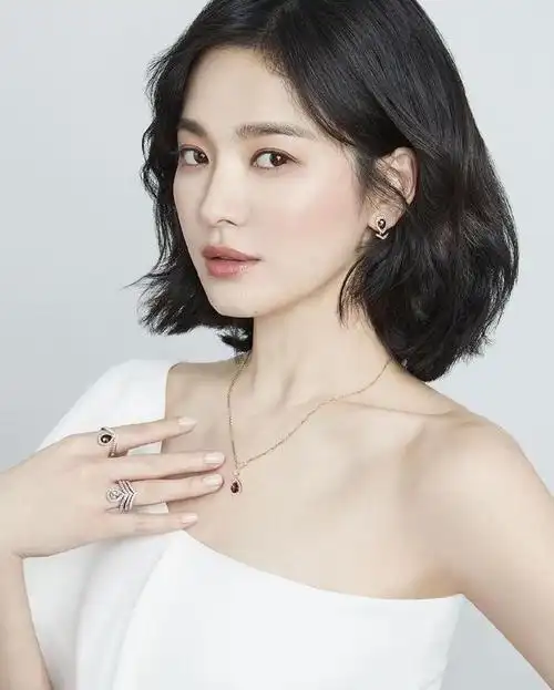 宋慧乔长发风情短发优雅,忽长忽短发型是这样切换的,难怪这么美
