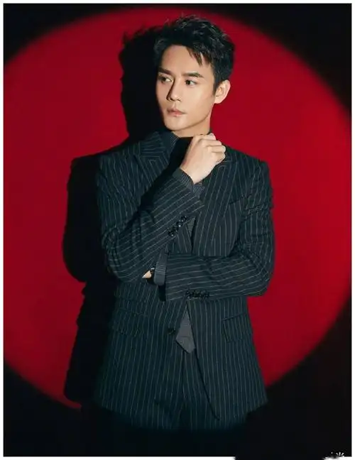 穿西装好看的男星只服这16位,个个英俊潇洒,妥妥的男神范