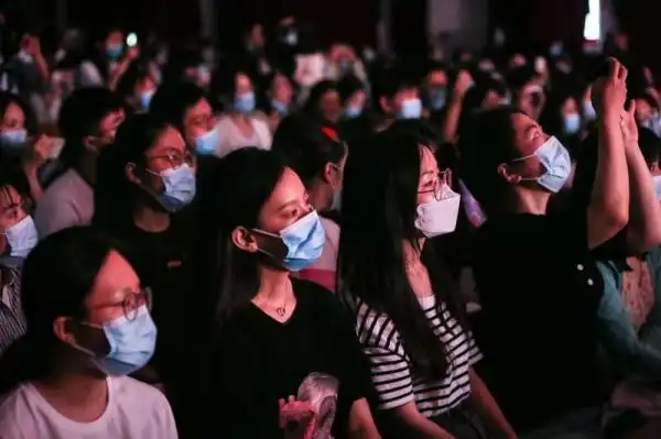 台下,学生认真聆听.