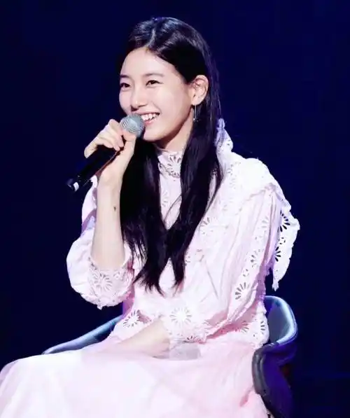 尤其是男粉丝真的很多,就连回国的同队队员孟佳,王霏霏都说秀智当年的