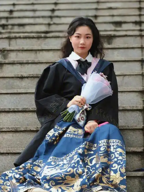 学士服77马面裙拍毕业照绝了