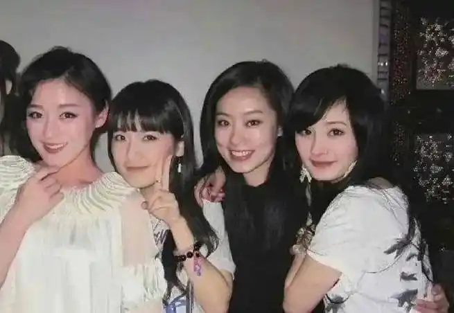 杨幂和张小斐居然是大学同学, 爆笑合影曝光!_成长_时光_经历