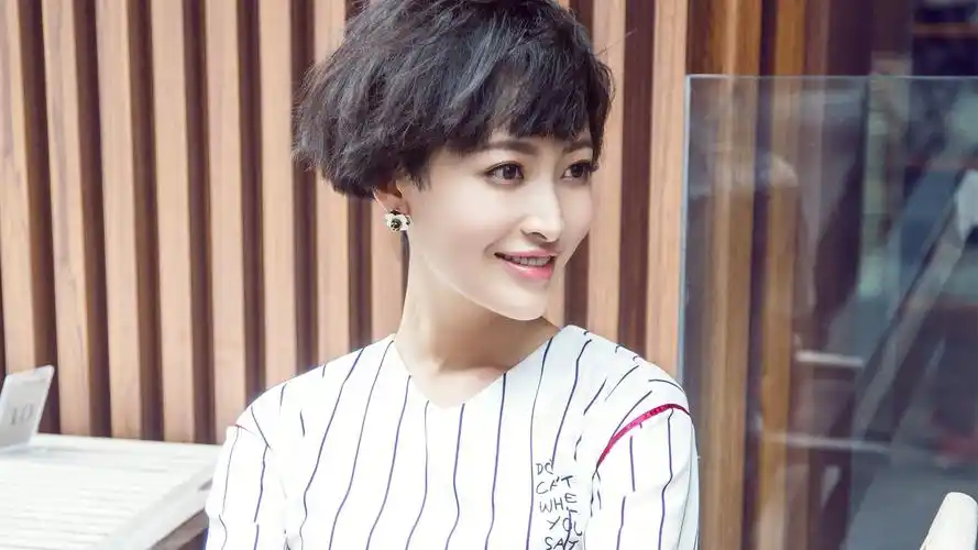 女艺人杨洋短发俏皮写真