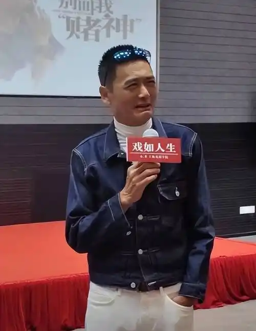 周润发近照老到脱相,和吕良伟像两代人,网友:过量运动是元凶_上海