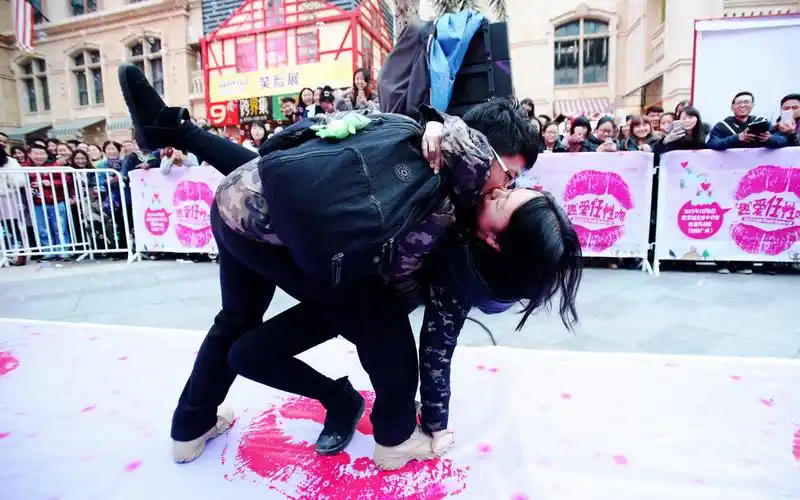 武汉"超奇葩"接吻大赛 全场"任性吻"