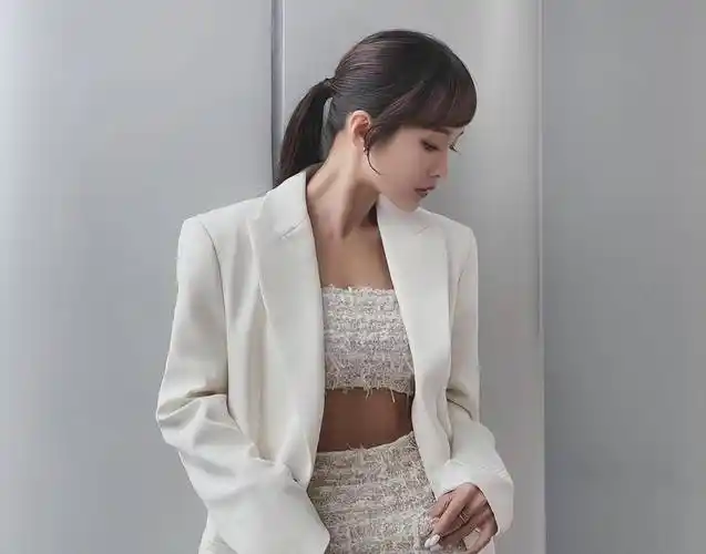 中都是老戏骨比如佘诗曼,林峯,罗子溢,罗嘉良,许绍雄,黄浩然这些面孔