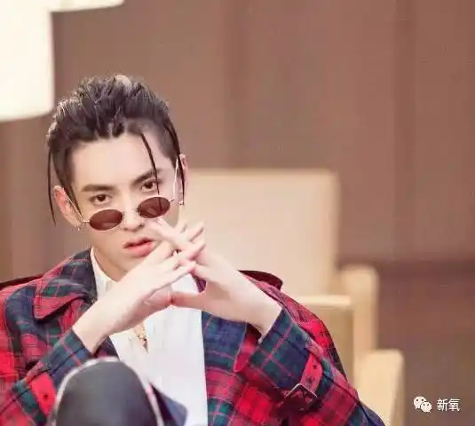 赵丽颖和杨幂撕逼,争卫视一姐这么多年,现在连喜欢上的男生都一样