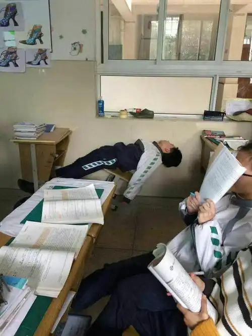 男童举手示意上厕所被老师无视拉在裤子里对方表示讲课太投入