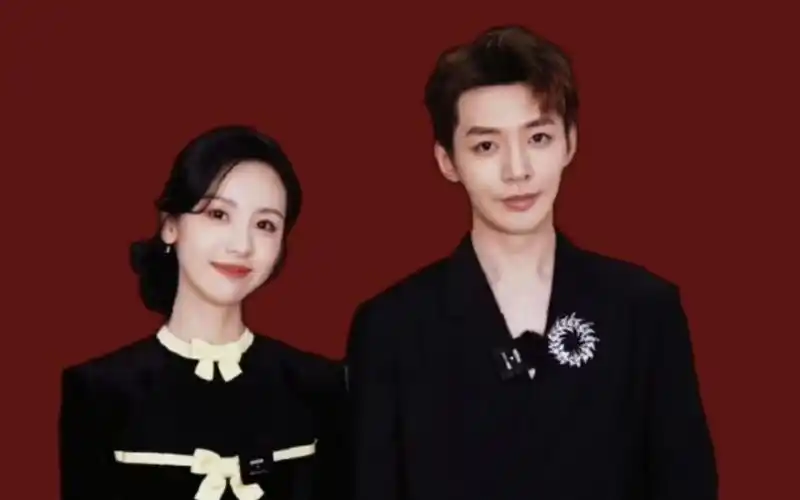 邓为&陈都灵‖采访时,两人习惯性的肢体动作,一模一样,哇,磕到了,磕到