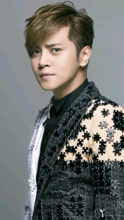 他被称为亚洲舞王,五官精致又帅气,罗志祥