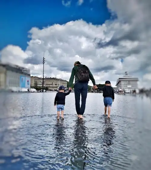 靳东妻子晒照为小儿子庆生兄弟俩背影出镜超可爱