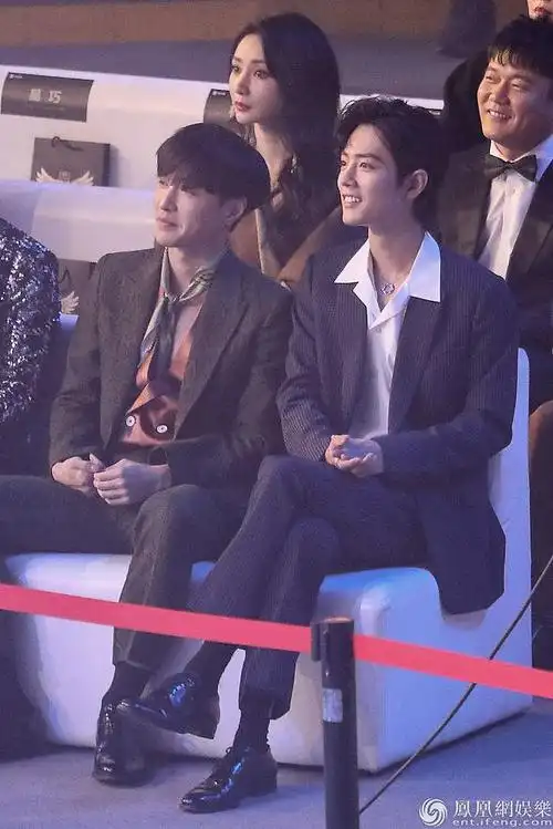 肖战低头玩手机与张艺兴再同框 杨紫拽礼服,宋茜李沁热聊