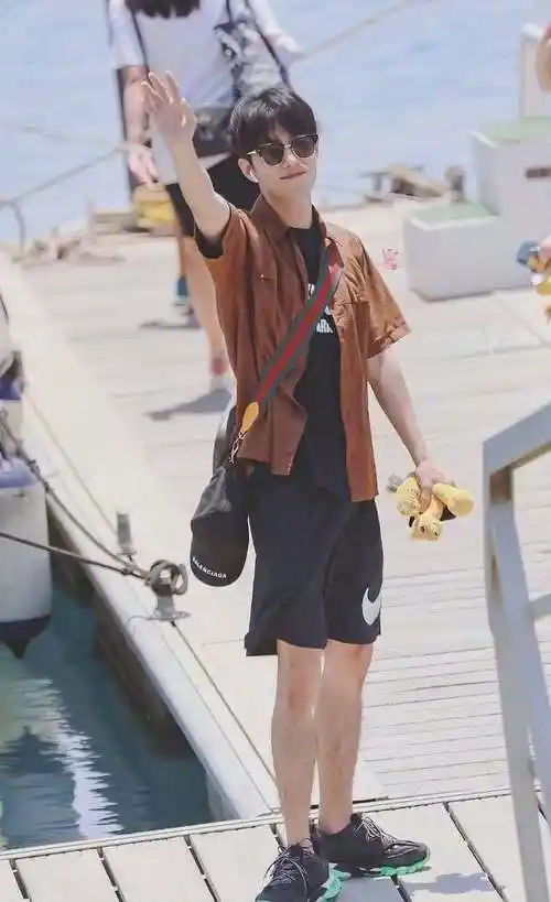 图片来源:微博「体重超轻」纸片人男星:吴磊去年凭借《星汉灿烂99月