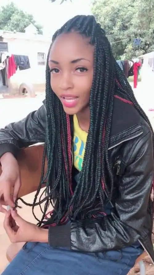 非洲美女编脏辫,一直在喊疼!