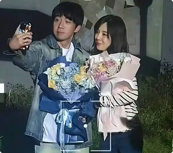 俞灏明和老婆逛商场,王晓晨穿短裤抽烟,二人互动亲密像热恋