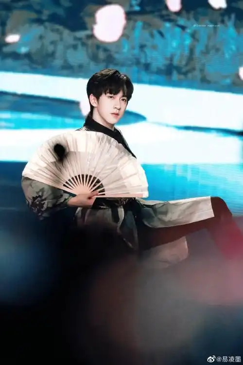 张绝美壁纸(五)】98贺峻霖,艺考加油哦,也祝其他考试的姐妹考试必过