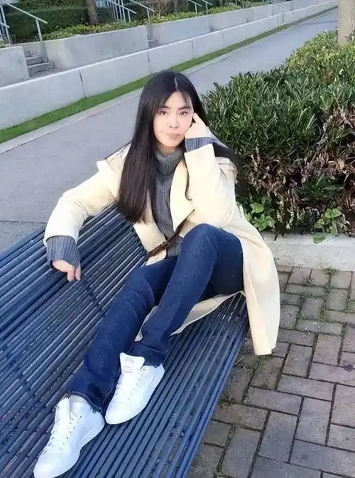 岁月不败美人!王祖贤登台,朴素打扮难掩出众气质,55岁看着像25