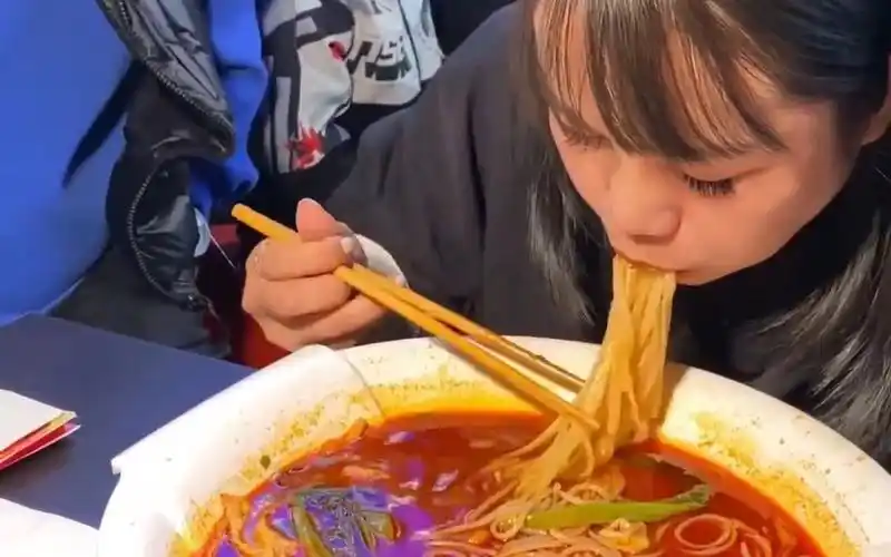 美女挑战吃3两螺蛳粉!看她能不能挑战成功?