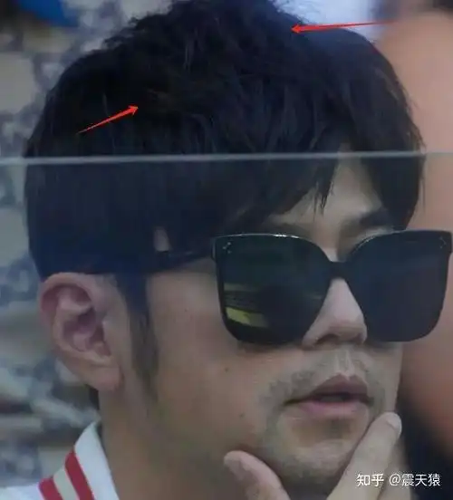 周杰伦戴假发看澳网穿万元外套状态引热议昆凌依然少女