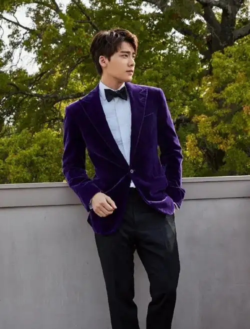 "国内唯一受邀的男艺人李易峰在大秀中亮相,身着一套紫色复古丝绒西装