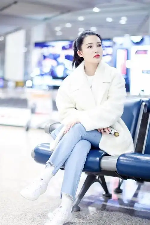 李沁的巴掌脸真高级穿羊羔毛大衣搭牛仔裤走机场高马尾超洋气