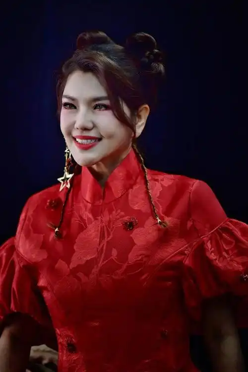 乌兰图雅现身多台节目晚会,献歌送祝福!|乌兰图雅_新浪新闻