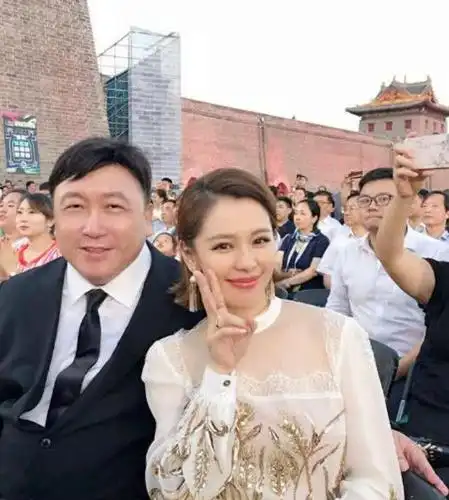 徐若瑄晒与成龙合影,曝辛酸过往,和成龙一起跳进充满粪便的河流!