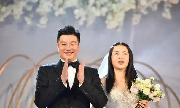 殷桃前夫入狱被拖累与李金羽无疾而终如今用孝心托起父母晚年