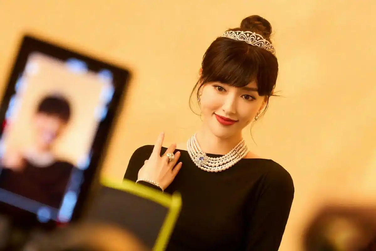 唐嫣皇冠 露背黑色长裙,妥妥的赫本公主风,好美好贵好优雅!