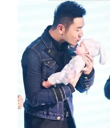 baby孕肚明显依然苗条 老婆怀孕为何老公黄晓明却胖了