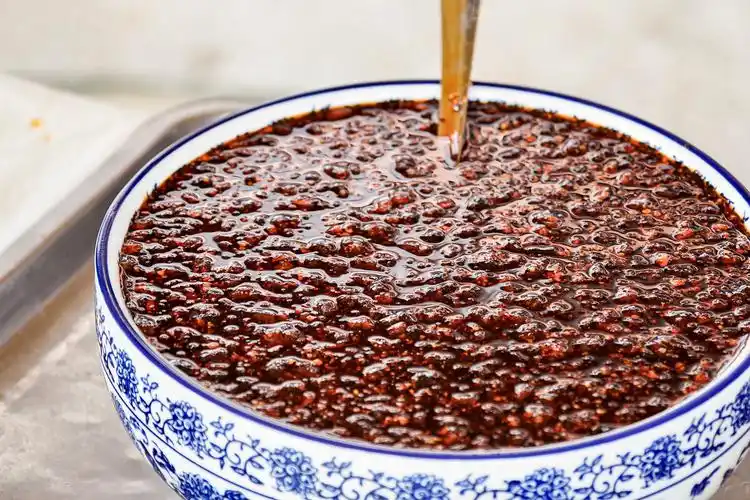 陕西特色油泼辣子一道菜在陕西宝鸡油泼辣子可以夹馍可以作为火锅油碗