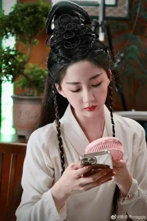 陈欣予新剧《倾世小狂医》杀青 白发古装扮相引关注