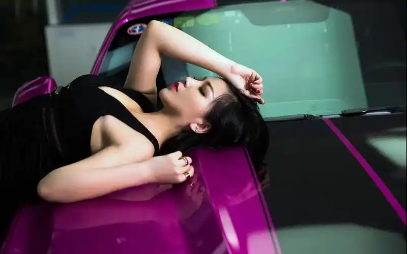 粉色福特野马美女车模壁纸(2/10)