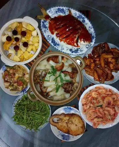 在家里聚餐,图的是热闹,攒的是人气.