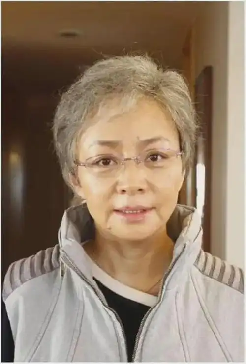 岁月无情,宋丹丹62岁近况曝光:白发稀疏,唇色苍白引网友担忧!