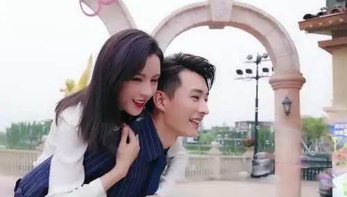 夜色暗涌时独家花絮刘学义背张予曦拍照满屏粉红泡泡