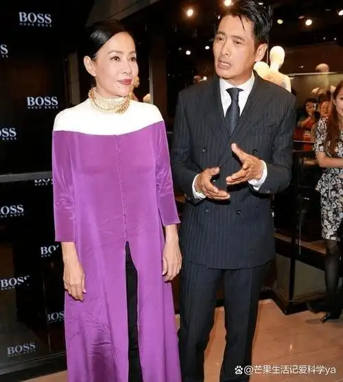 周润发和老婆陈荟莲闪耀登场,鲜红长裙尽显魅力,美貌攀上新巅峰