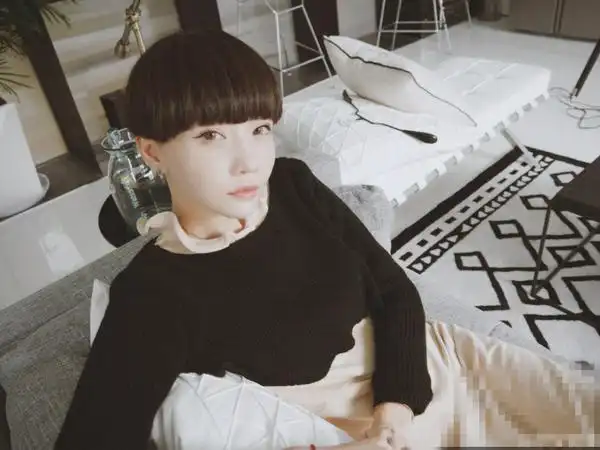 高晓松前妻夕又米晒照,侧卧沙发显娇媚